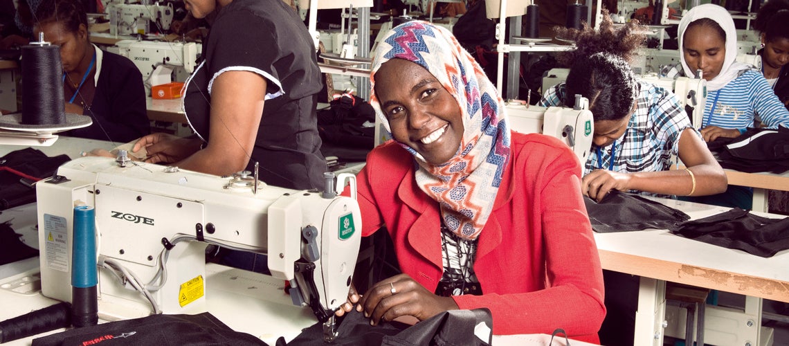 Mujer trabajando en una fábrica textil Mujer trabajando en una fábrica textil
