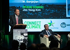 Jim Yong Kim, Président du Groupe de la Banque mondiale et Thomas Friedman pendant l’évènement du 10 avril. © Leigh Vogel/Connect for Climate
