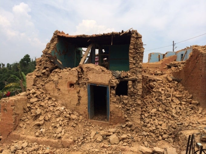 La casa de Keshav fue destruida por el terremoto. La casa de Keshav fue destruida por el terremoto.