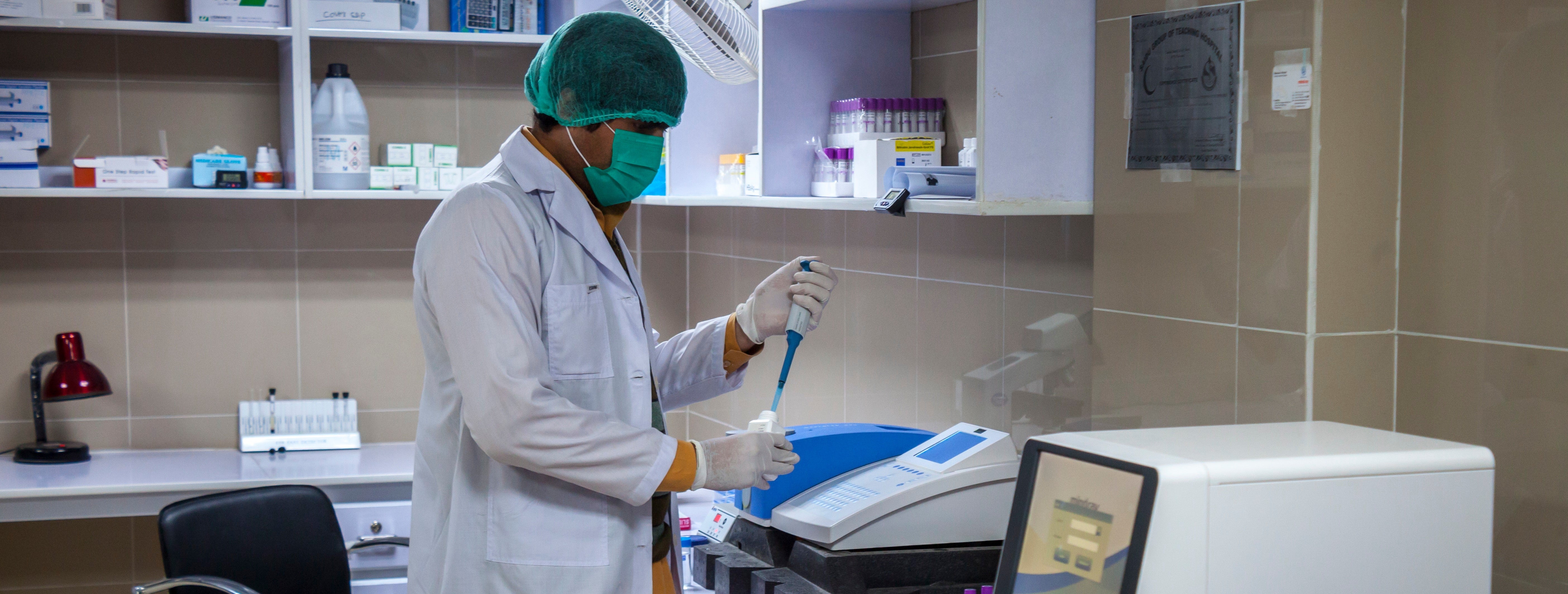 Un technicien de laboratoire au sein d'un hôpital. Photo : © Tariq siddiq Kohistani/Shutterstock Un technicien de laboratoire au sein d'un hôpital. Photo : © Tariq siddiq Kohistani/Shutterstock