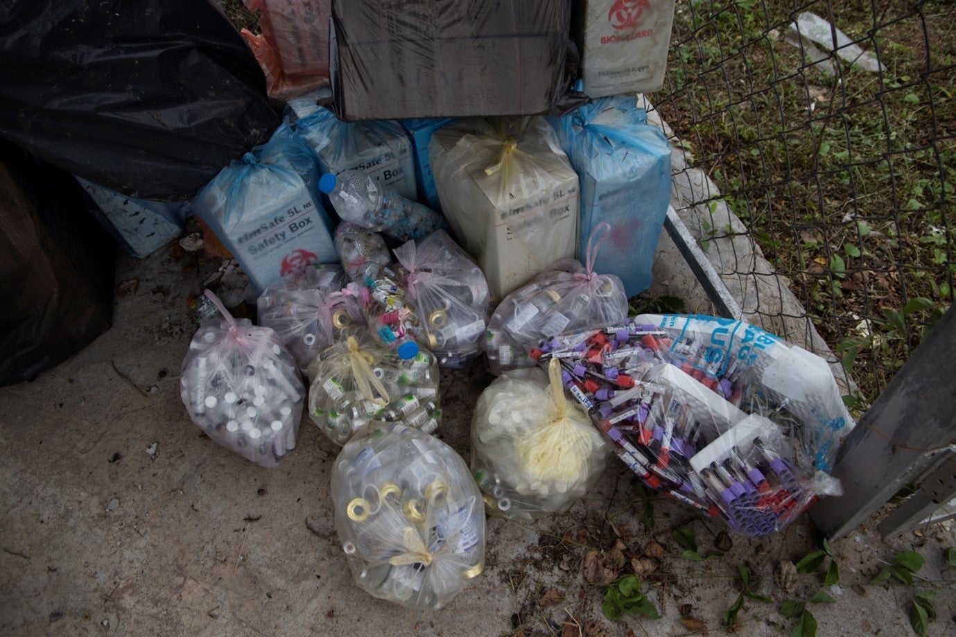 Healthcare waste was often disposed of without clear marking of its contents. Photo: HUMA / World Bank