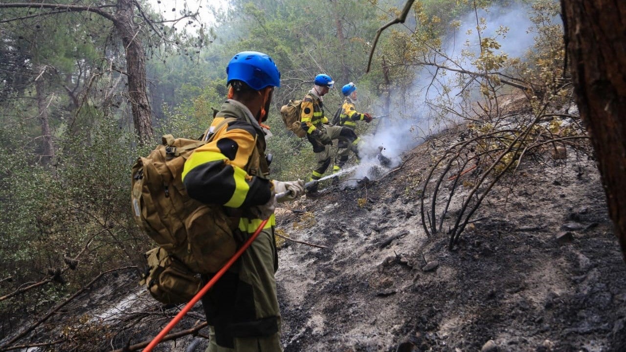 Firefighters work to put out flames in a forest in Lebanon. (Photo: Khaled Taleb) Firefighters work to put out flames in a forest in Lebanon. (Photo: Khaled Taleb)