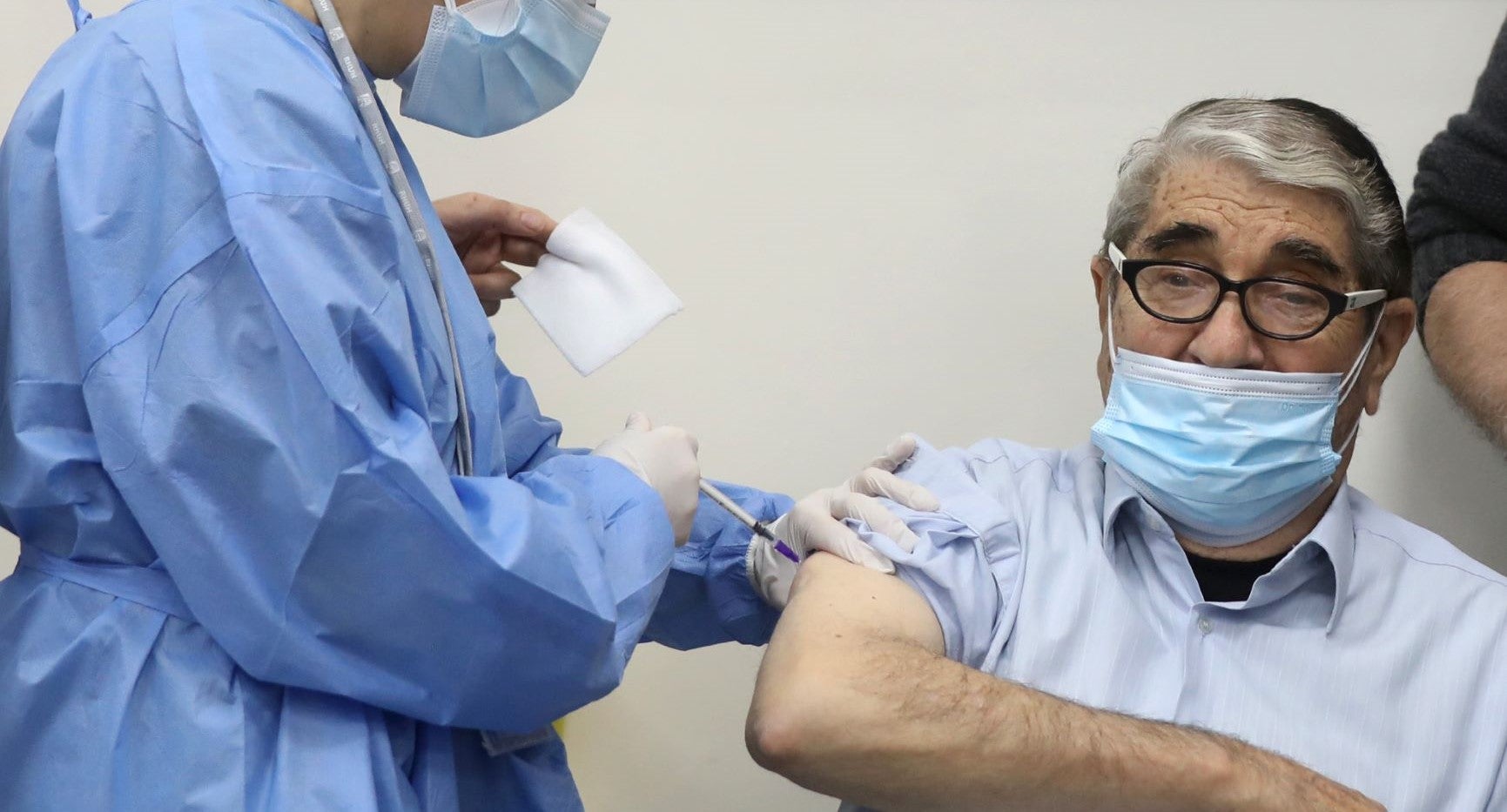  93-year-old Lebanese actor Salah Tizani, who falls into the elderly priority group, receives his first vaccine dose against COVID-19 in Beirut on Feb. 14, 2021. (Photo: Mohamed Azakir)