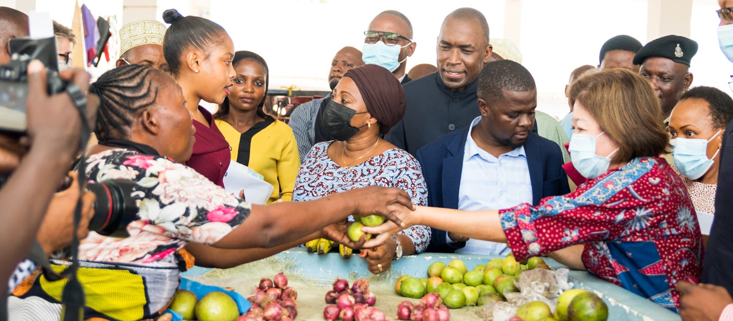 Les espaces propres et fonctionnels du marché de Makangarawe, soutenus par l'IDA, aident les commerçants dont beaucoup sont des femmes à accéder à des opportunités économiques. Crédit photo : Jonathan Seni/Banque mondiale.