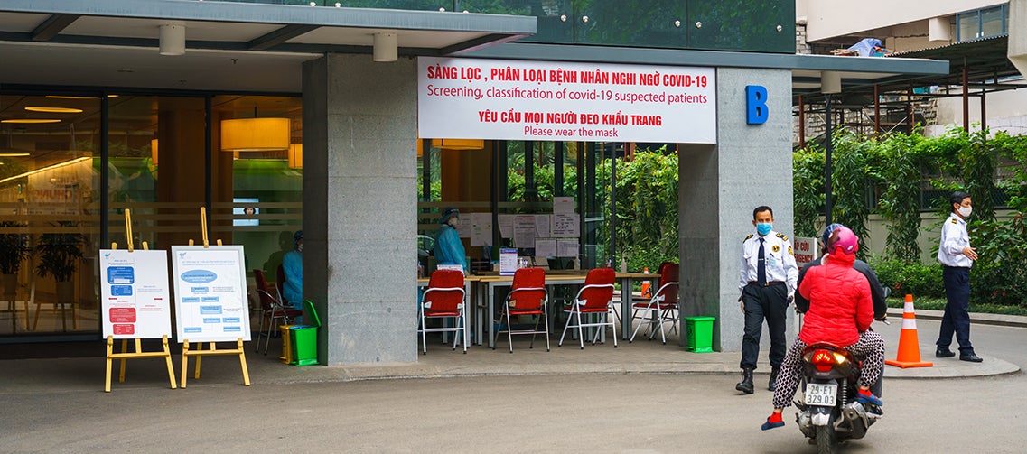 Un centro donde se toman pruebas para detectar la COVID-19 en el hospital de Viet Phap en Hanoi, Vietnam. Fotografía: © Vietnam Stock Images/Shutterstock.