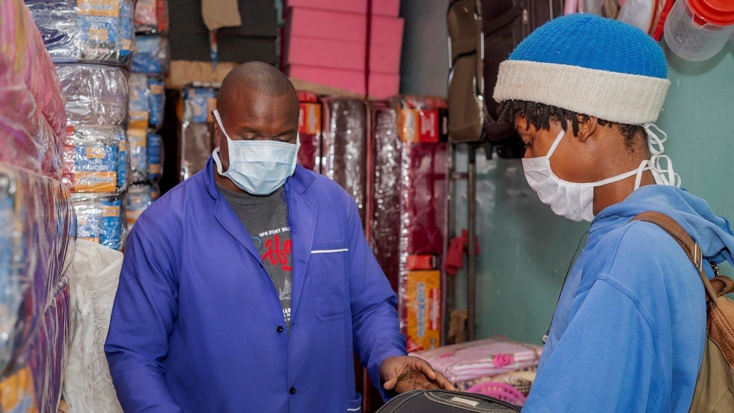 Deux personnes  portant des masques faciaux pour aider à se protéger contre la propagation du coronavirus (Kenya). Photo : Banque mondiale / Sambrian Mbaabu