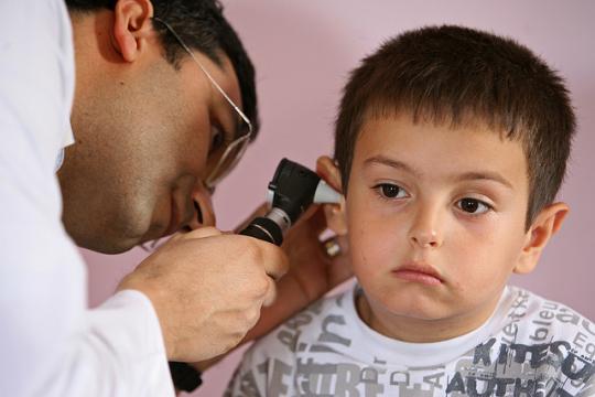 Médecin examinant un enfant