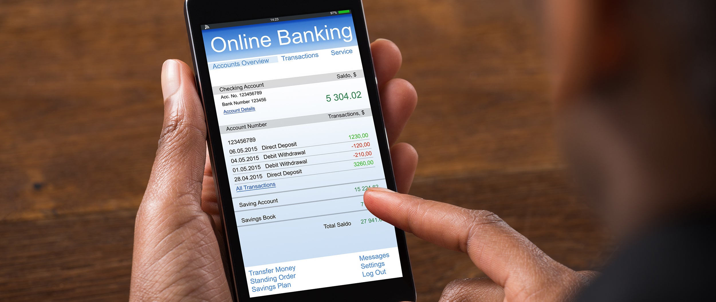 Primer plano de una emprendedora usando su teléfono móvil para realizar una operación de banca electrónica. | © shutterstock.com Primer plano de una emprendedora usando su teléfono móvil para realizar una operación de banca electrónica. | © shutterstock.com