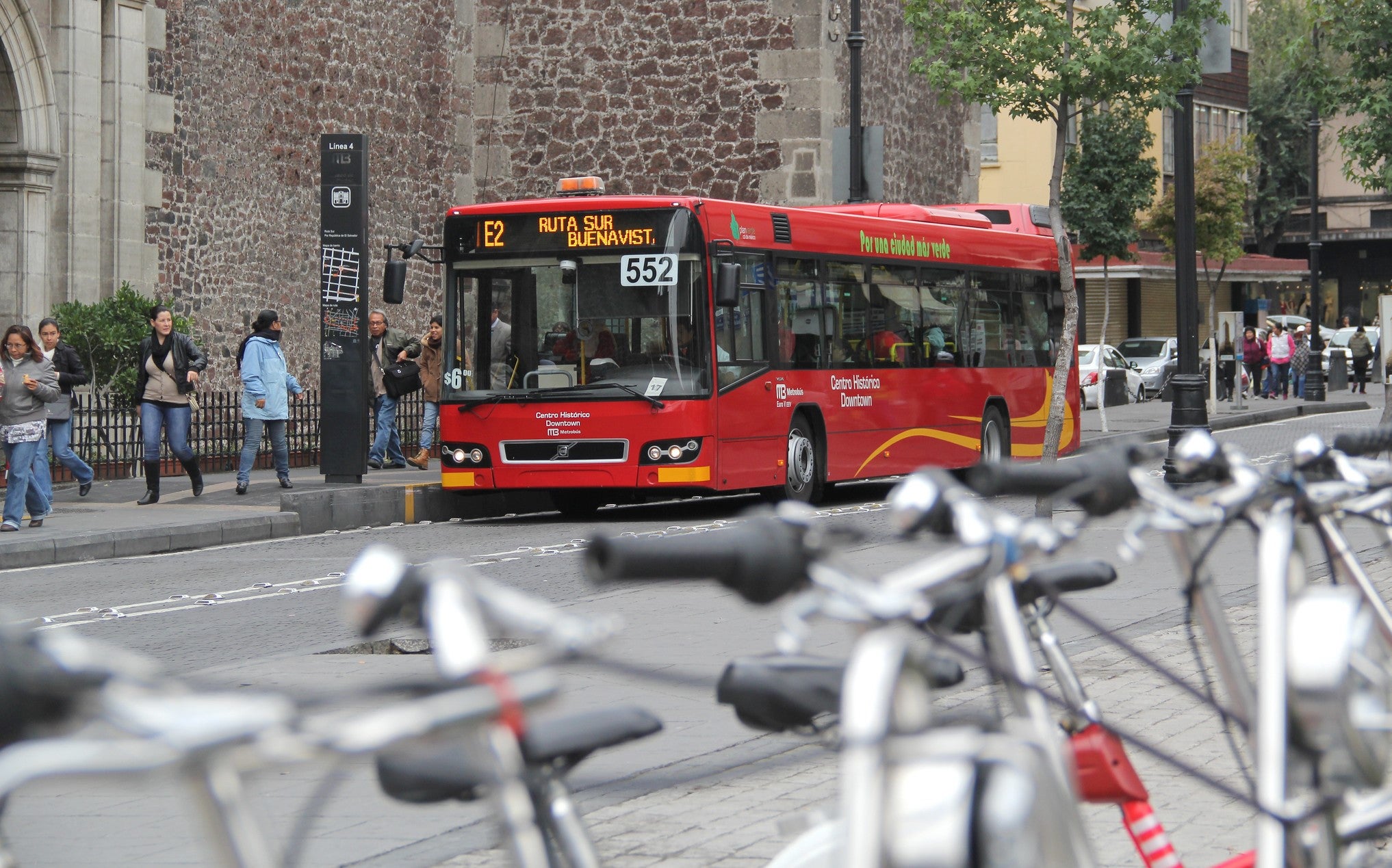 Bikes and Bus Rapid Transit in Mexico City. Photo: WRI Cities/Flickr