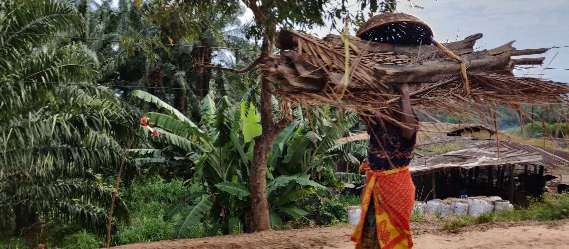 A woman carrying palms and a basket in Rumonge province. Photo: Leela Raina, World Bank A woman carrying palms and a basket in Rumonge province. Photo: Leela Raina, World Bank