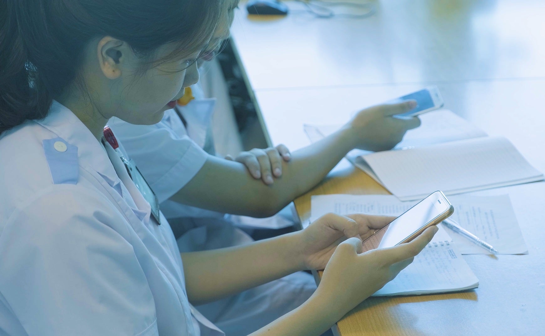 Vietnamese nursing students are learning on mobile phones. 