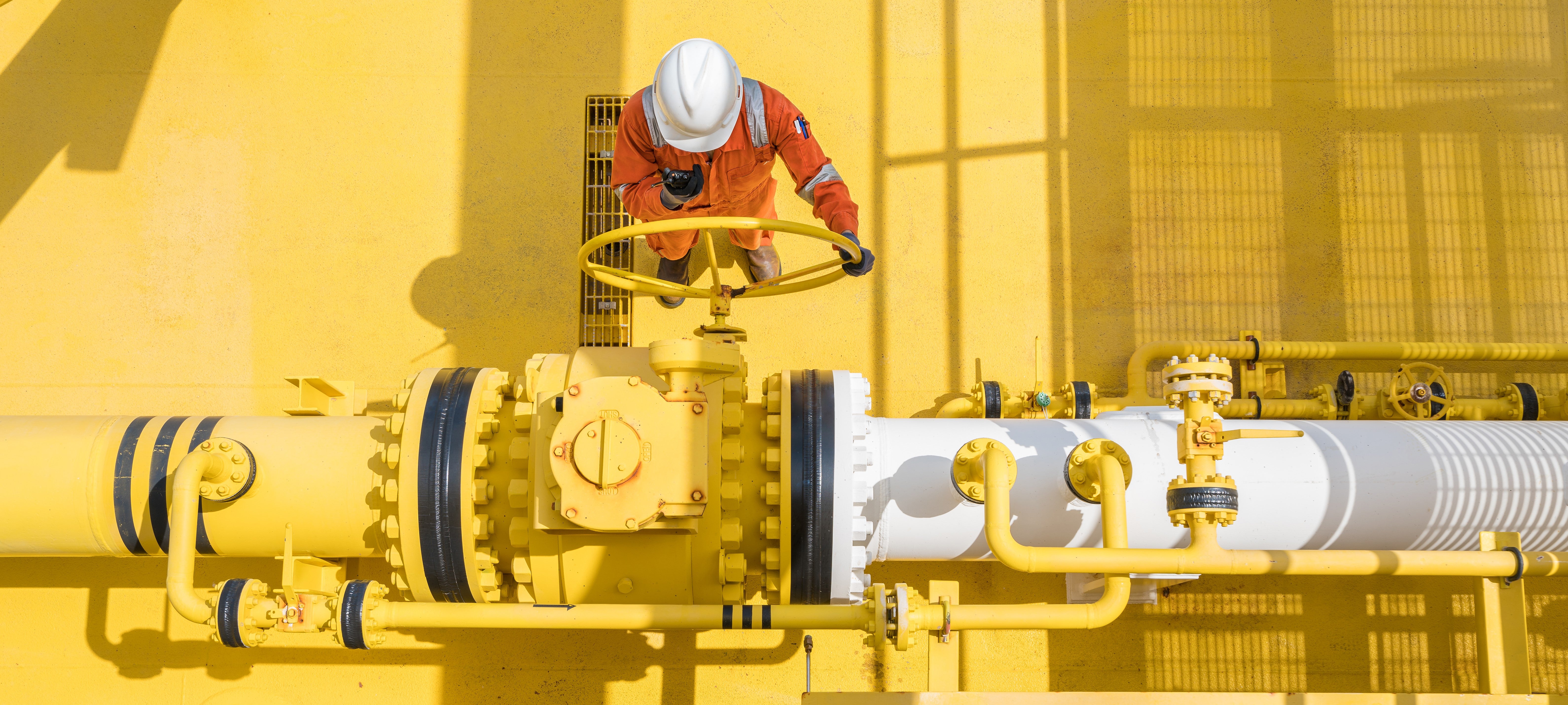 Un ingénieur dans une installation de traitement de gaz naturel. © Oil and Gas Photographer/Shutterstock Un ingénieur dans une installation de traitement de gaz naturel. © Oil and Gas Photographer/Shutterstock