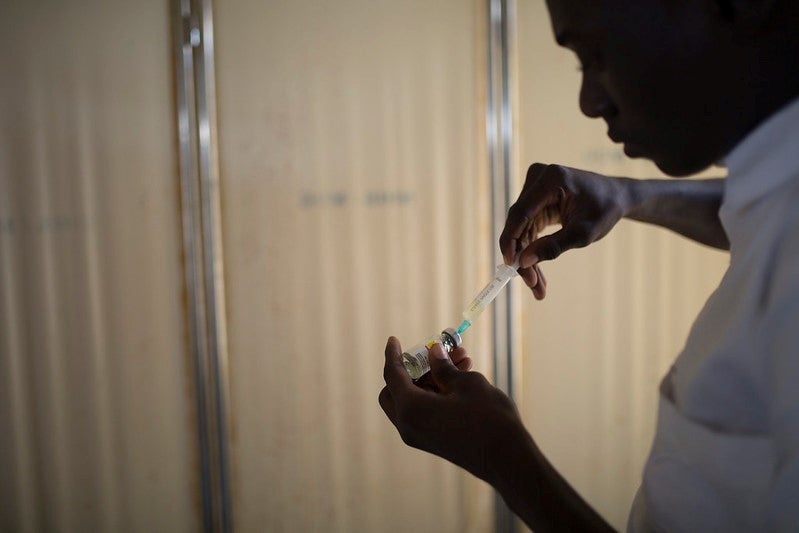 Un agent de santé communautaire se prépare à faire une injection à la clinique de l'aéroport de Minna, au Nigeria, le 22 juin 2018. © Dominic Chavez/GFF Un agent de santé communautaire se prépare à faire une injection à la clinique de l'aéroport de Minna, au Nigeria, le 22 juin 2018. © Dominic Chavez/GFF