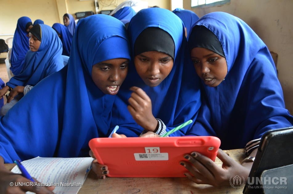 Des jeunes filles utilisent des tablettes sur lesquelles ont été installés des logiciels éducatifs, dans une classe du programme Instant Network Schools (INS), à l’école primaire de Juba, dans la ville de Dadaab (Kenya). © Assadullah Nasrullah/HCR
