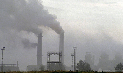Smoke coming out of two smokestacks at a factory in Estonia. - Photo: World Bank/Flickr