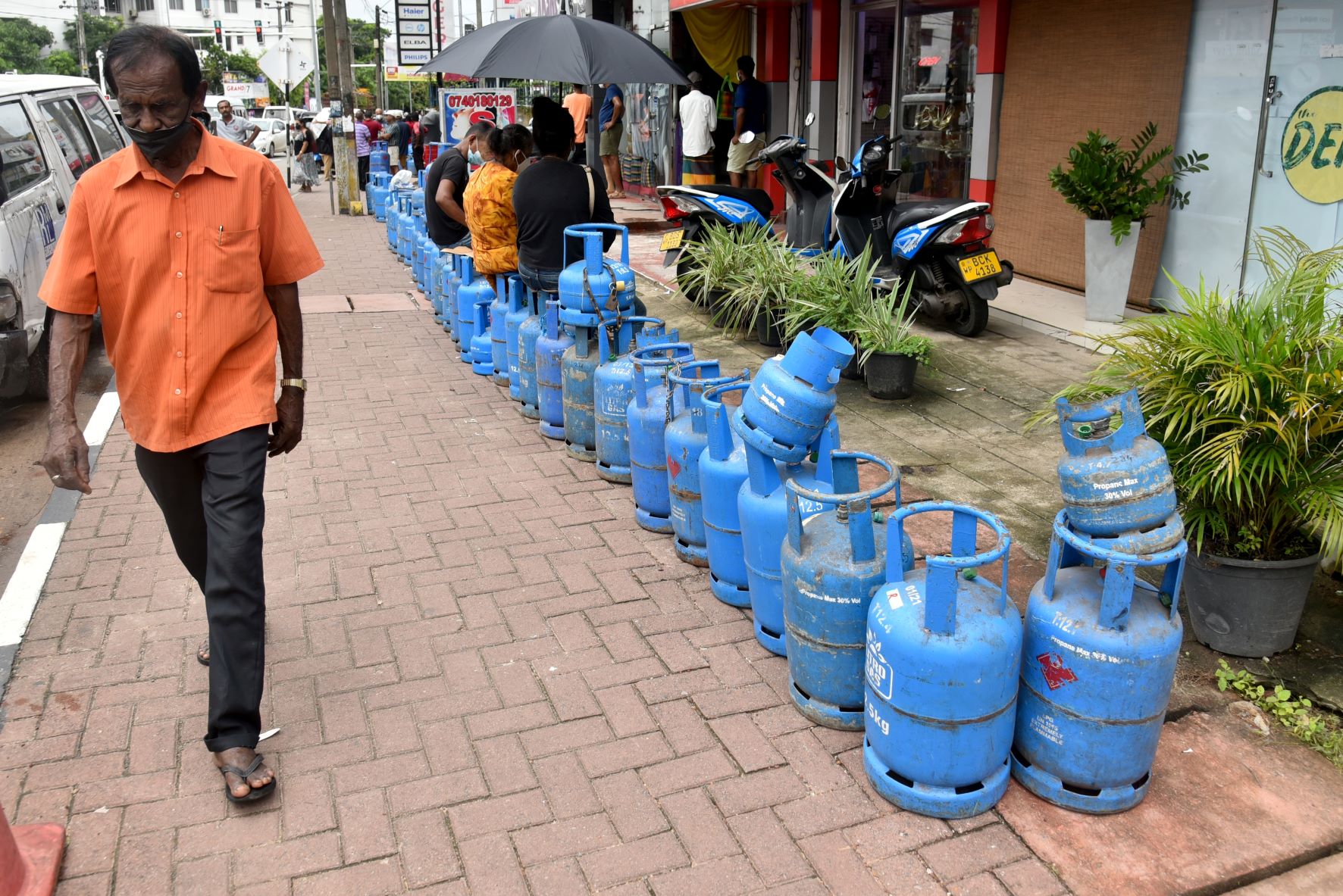 Picture of people lining up to buy LPG cylinders in Colombo, Sri Lanka