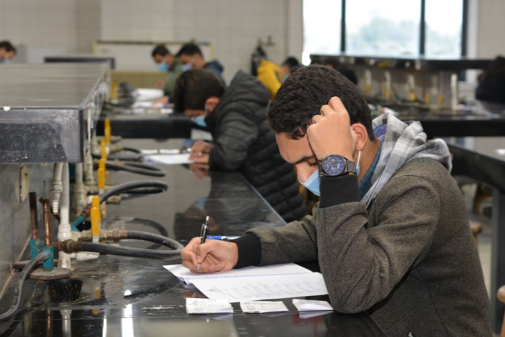 Des étudiants passent un examen au Caire, en Égypte, en mars 2021. (Shutterstock/Tamer Adel Soliman) Des étudiants passent un examen au Caire, en Égypte, en mars 2021. (Shutterstock/Tamer Adel Soliman)