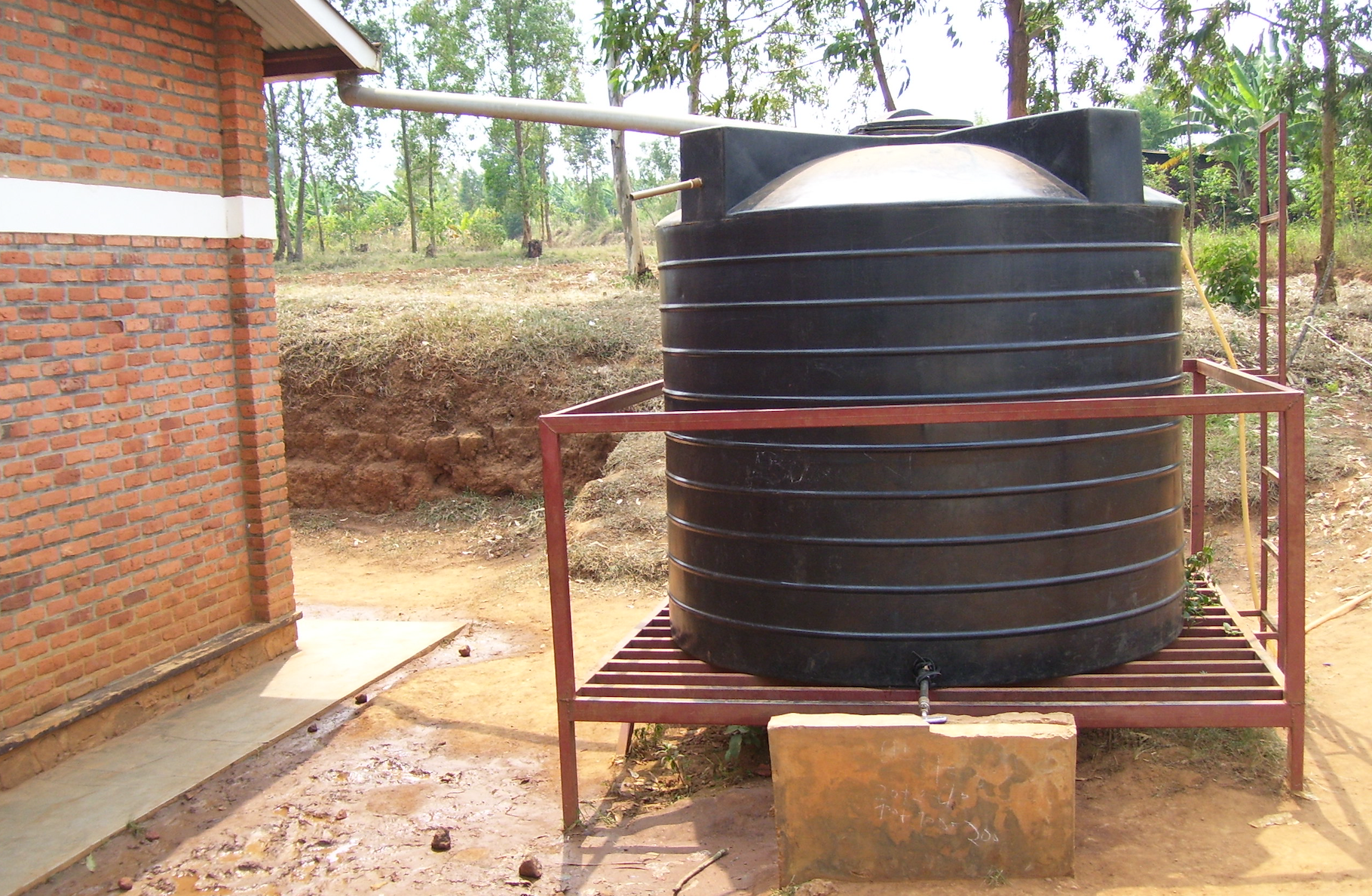 Rainwater Harvesting Tank in Rwanda. Photo Credit: C. Rieck (2011)/Sustainable Sanitation Alliance (SuSanA) Secretariat