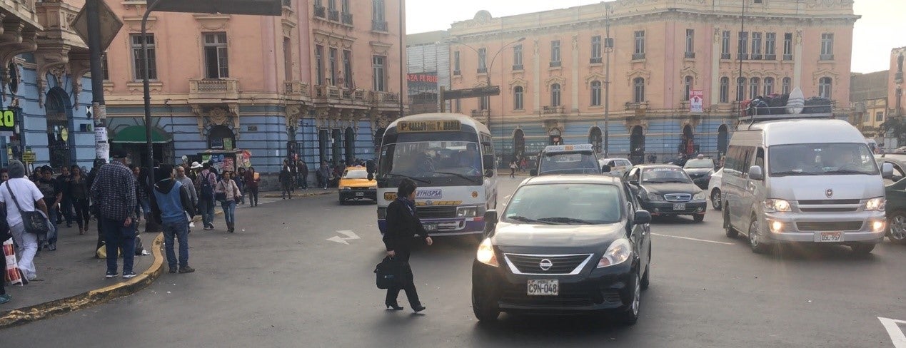 Banco Mundial. Seguridad Vial Mas Alla De Los Automoviles - Peaton Cruzando La Calle En Medio De Vehiculos