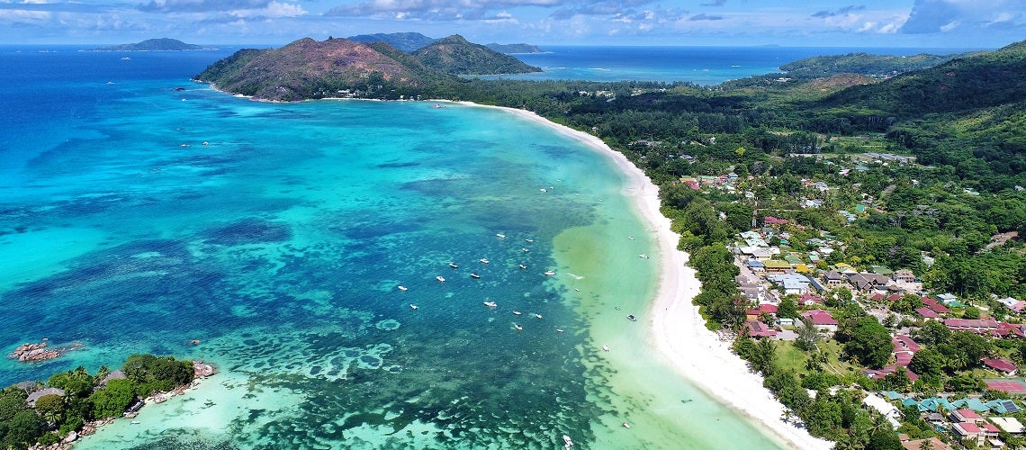 Le littoral des Seychelles est naturellement protégé par des récifs coralliens © Mariia Kamenska/Shutterstock Le littoral des Seychelles est naturellement protégé par des récifs coralliens © Mariia Kamenska/Shutterstock
