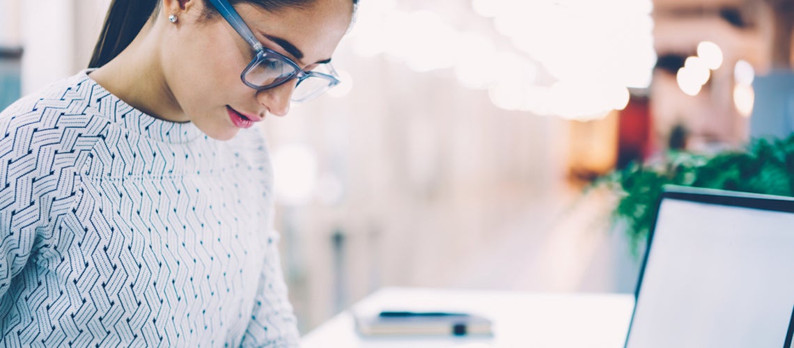 Jeune femme utilisant ses compétences numériques pour travailler sur une tablette. Jeune femme utilisant ses compétences numériques pour travailler sur une tablette.