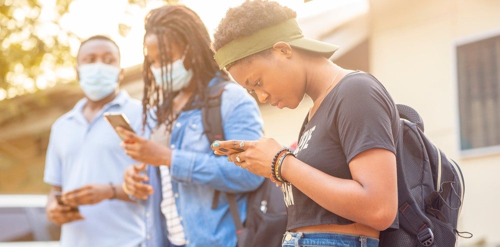 Jeunes africains portant des masques et observant le protocole de distance sociale pendant la pandémie de COVID-19. Jeunes africains portant des masques et observant le protocole de distance sociale pendant la pandémie de COVID-19.