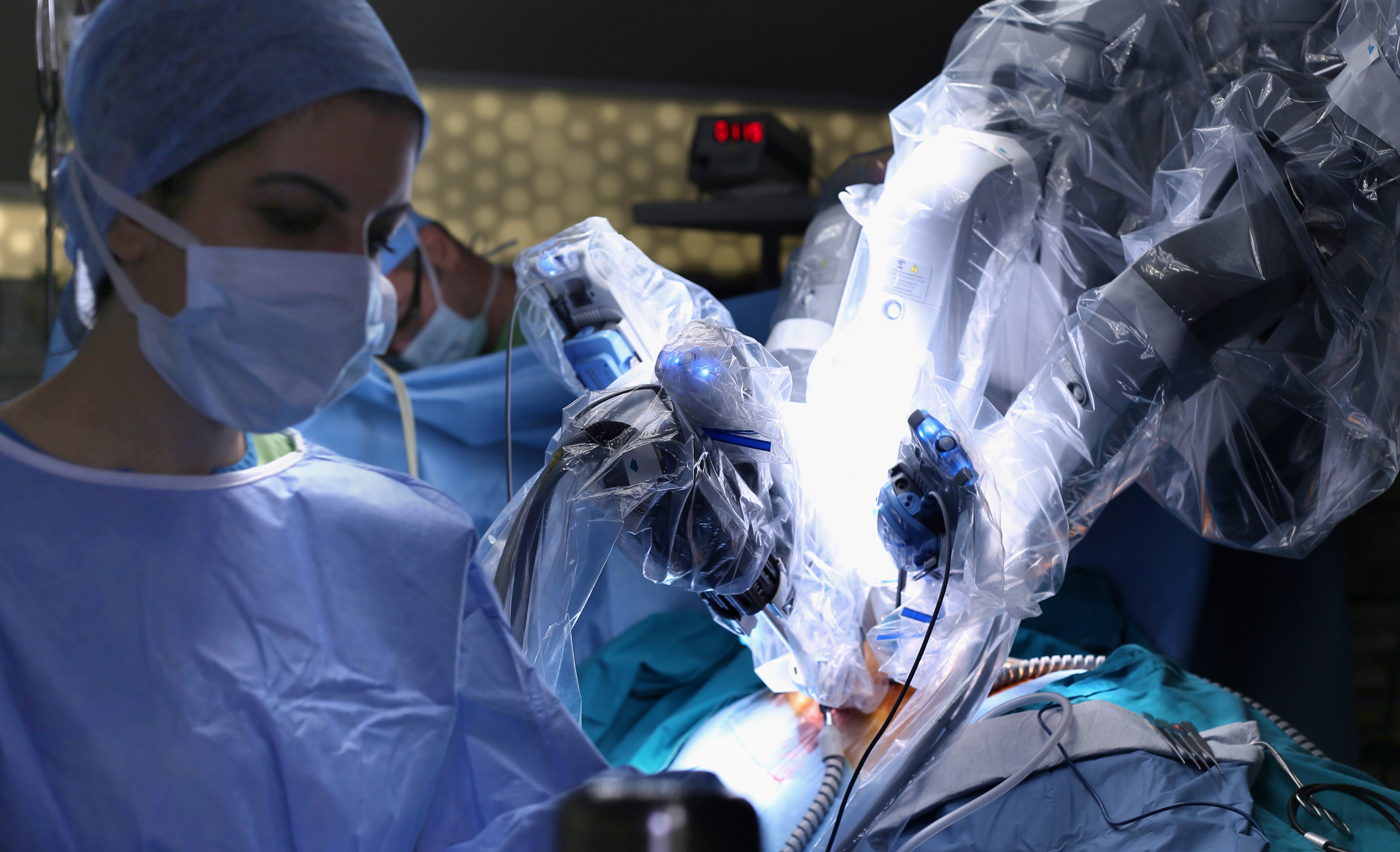 Un robot contrôlé par un chirurgien lors d'une intervention de chirurgie mini-invasive. Photo?: © Master Video/Shutterstock Un robot contrôlé par un chirurgien lors d'une intervention de chirurgie mini-invasive. Photo?: © Master Video/Shutterstock
