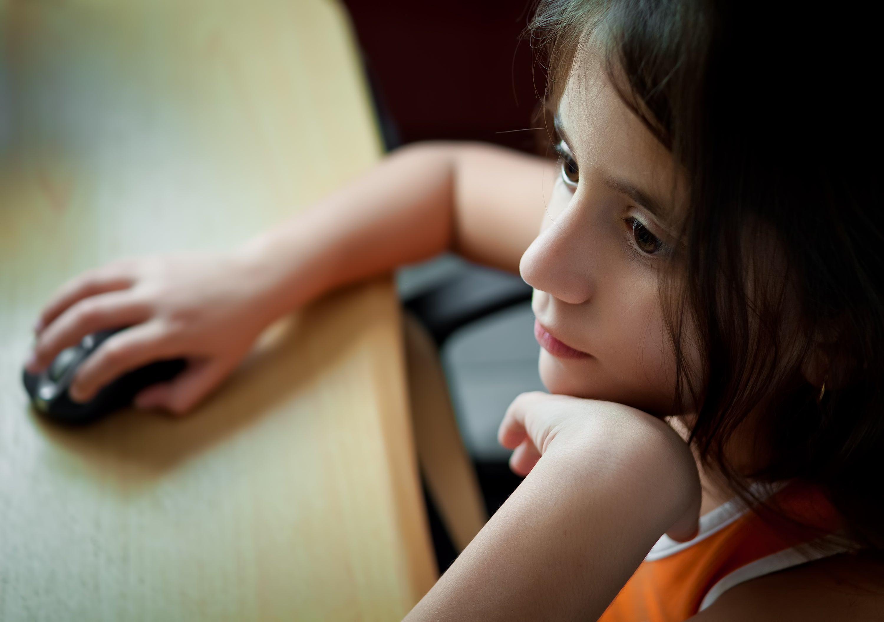 niña con una computadora niña con una computadora