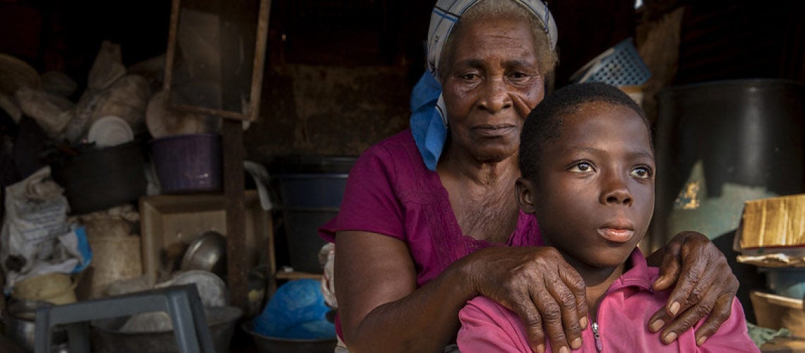 Ester Awo Bartey et son petit-fils sont tous deux bénéficiaires du programme Revenu de subsistance contre la pauvreté (LEAP) au Ghana. Photo : Dominic Chavez / Banque mondiale Ester Awo Bartey et son petit-fils sont tous deux bénéficiaires du programme Revenu de subsistance contre la pauvreté (LEAP) au Ghana. Photo : Dominic Chavez / Banque mondiale