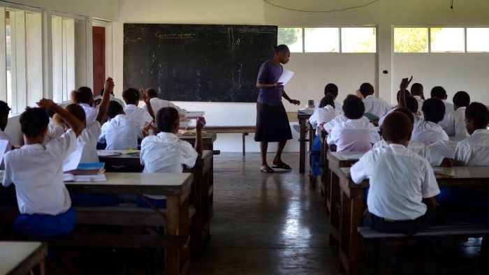 Para que seja eficaz, o desenvolvimento profissional dos professores tem de ser bem-sucedido na mudança dos seus comportamentos na sala de aula. Para que seja eficaz, o desenvolvimento profissional dos professores tem de ser bem-sucedido na mudança dos seus comportamentos na sala de aula.