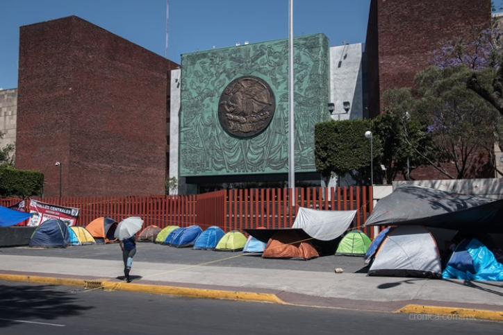 Miembros del sindicato de docentes (CNTE) asedian el congreso mexicano para presionar a los legisladores para que excluyan las evaluaciones de los procesos de entrada y promoción de docents Miembros del sindicato de docentes (CNTE) asedian el congreso mexicano para presionar a los legisladores para que excluyan las evaluaciones de los procesos de entrada y promoción de docents