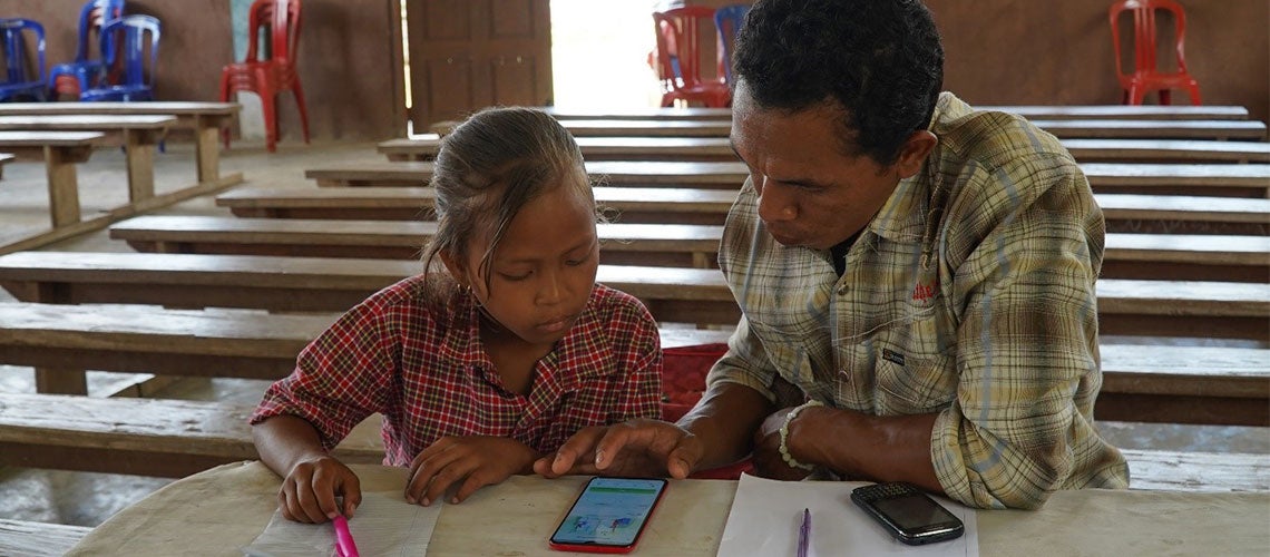 Siswa SD bersama perwakilan masyarakat menggunakan Aplikasi Tes Cepat di Ketapang, Kalimantan Barat. Kredit Foto: Abdurrahman Siswa SD bersama perwakilan masyarakat menggunakan Aplikasi Tes Cepat di Ketapang, Kalimantan Barat. Kredit Foto: Abdurrahman
