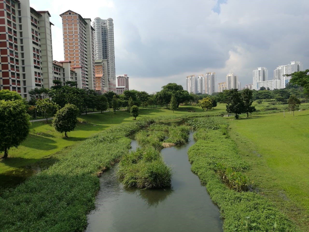 The Bishan-Ang Mo Kio Park in Singapore is a good example of a multi-purpose reservoir that transformed a concrete channel into an integrated flood risk management system with vibrant public spaces, offering recreational opportunities, children’s play spaces, green spaces, and economic opportunities for small business. Photo: Jian Vun/World Bank.