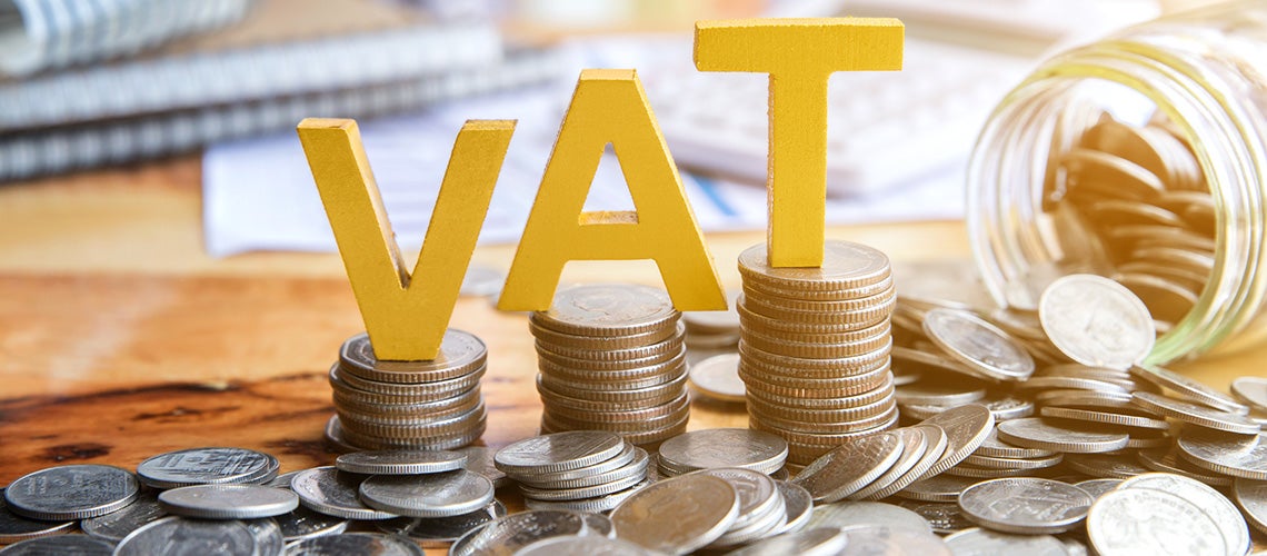 The letters V-A-T (VAlue Added Taxation) on top of a stack of coins | © shutterstock.com