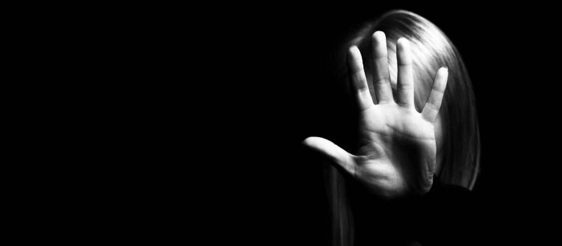 Una mujer muestra su mano como signo de detener Una mujer muestra su mano como signo de detener