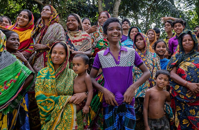 Habitantes del pueblo de Kashadaha visitan la Escuela Kashadaha Anando ubicada en dicha aldea de Bangladesh. © Dominic Chavez/Banco Mundial. Wef
