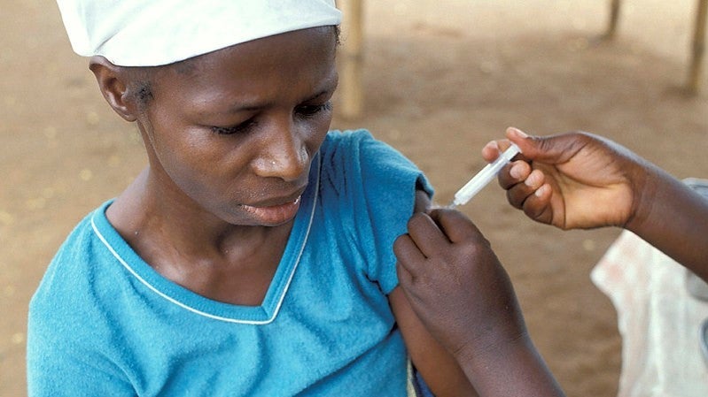 Une femme se faisant vacciner (Ghana). Photo : © Curt Carnemark / Banque mondiale Une femme se faisant vacciner (Ghana). Photo : © Curt Carnemark / Banque mondiale