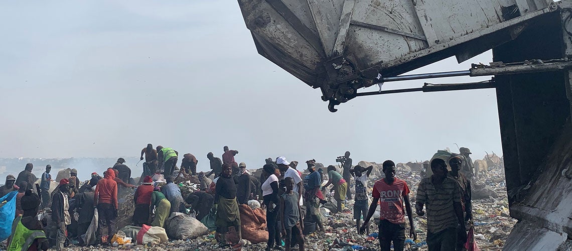 Ramasseurs de déchets à Mbeubeuss, au Sénégal. Photo: Madjiguene Seck/Banque mondiale Ramasseurs de déchets à Mbeubeuss, au Sénégal. Photo: Madjiguene Seck/Banque mondiale