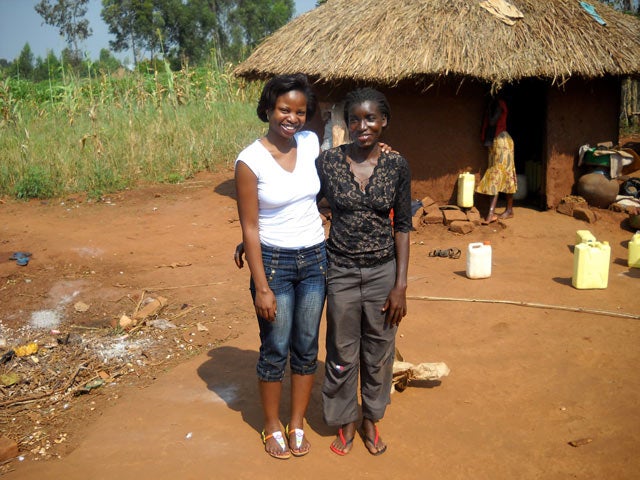 Zubedah (la autora) con Beatrice en Gulu, Uganda.